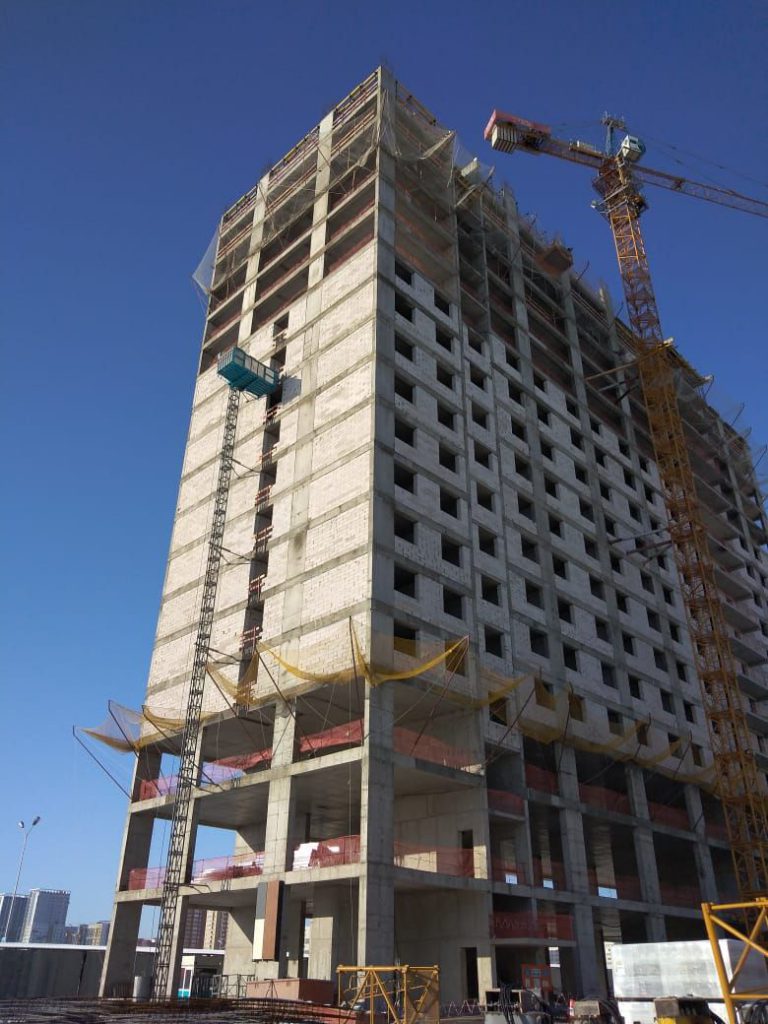 Гостиничный комплекс Apart-hotel строится с помощью строительного подъёмника от Вирамакс Казахстан
